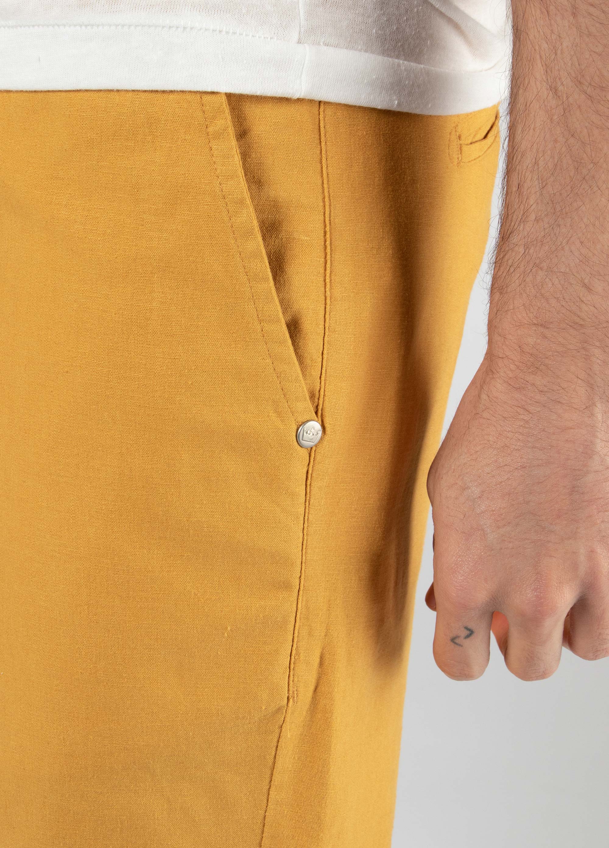 Basic linen tailored shorts