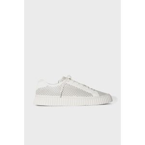 Grip laces perforated sneakers