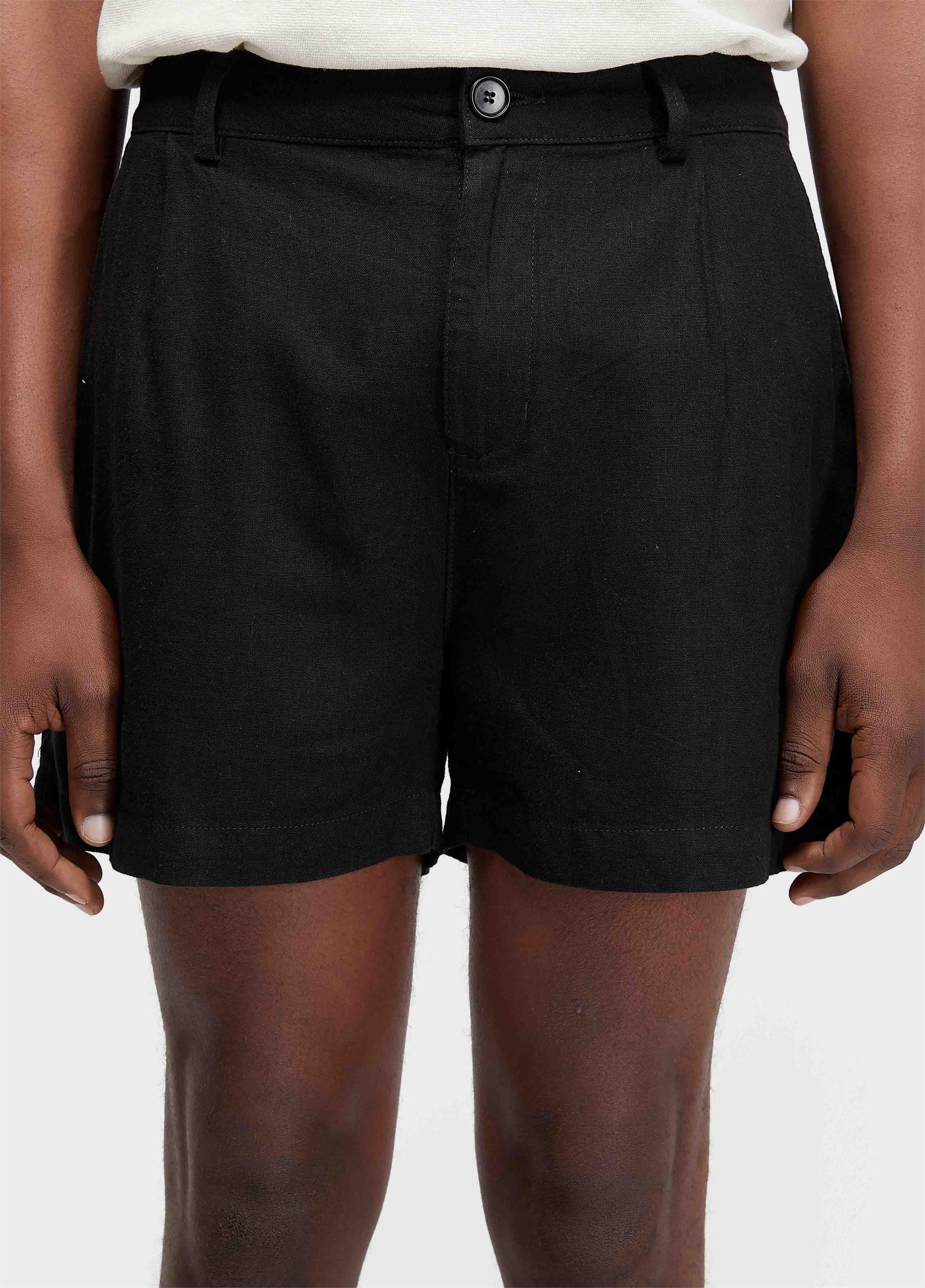 Fluid linen pleated shorts