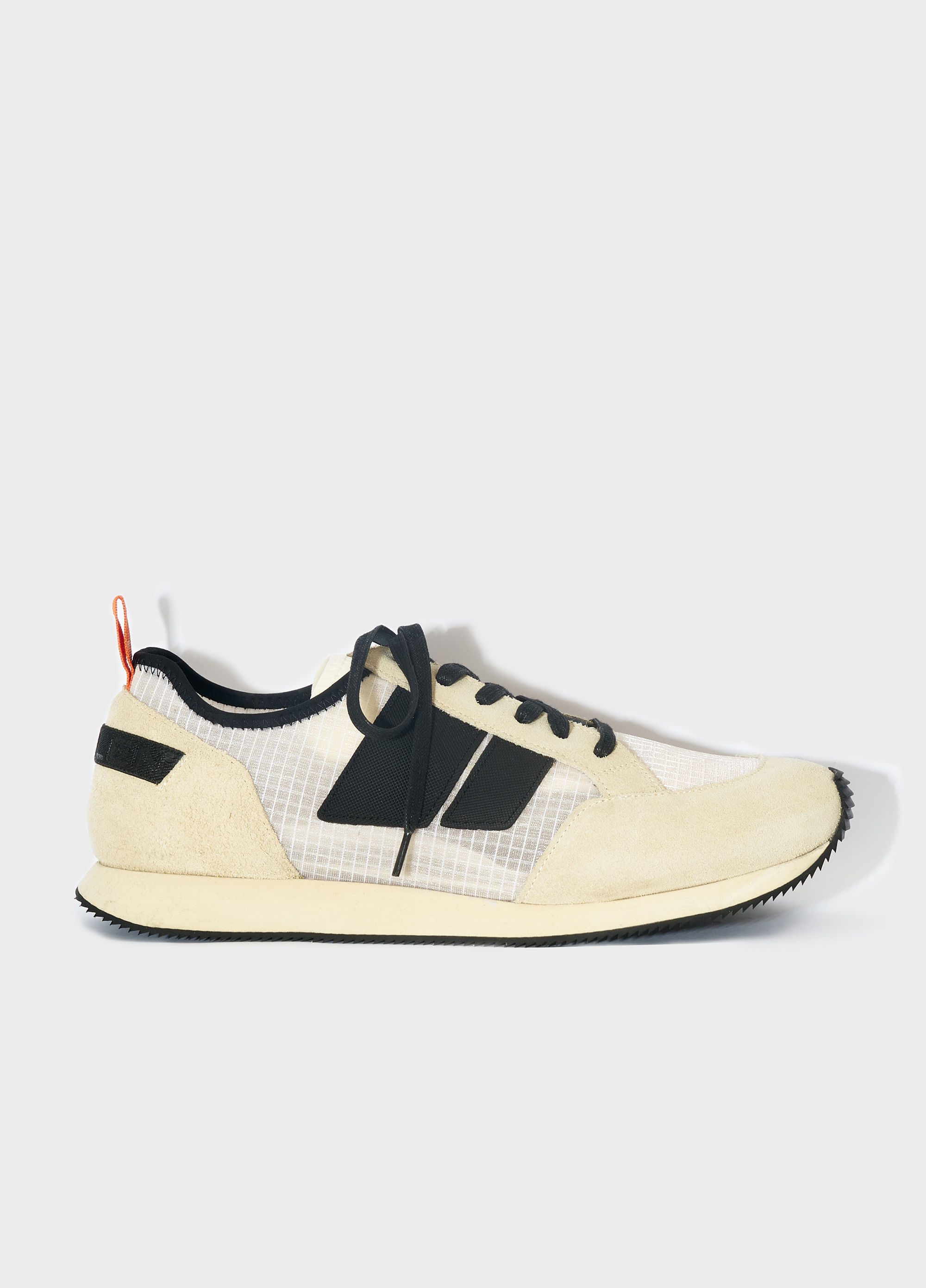 Runner straps sneakers
